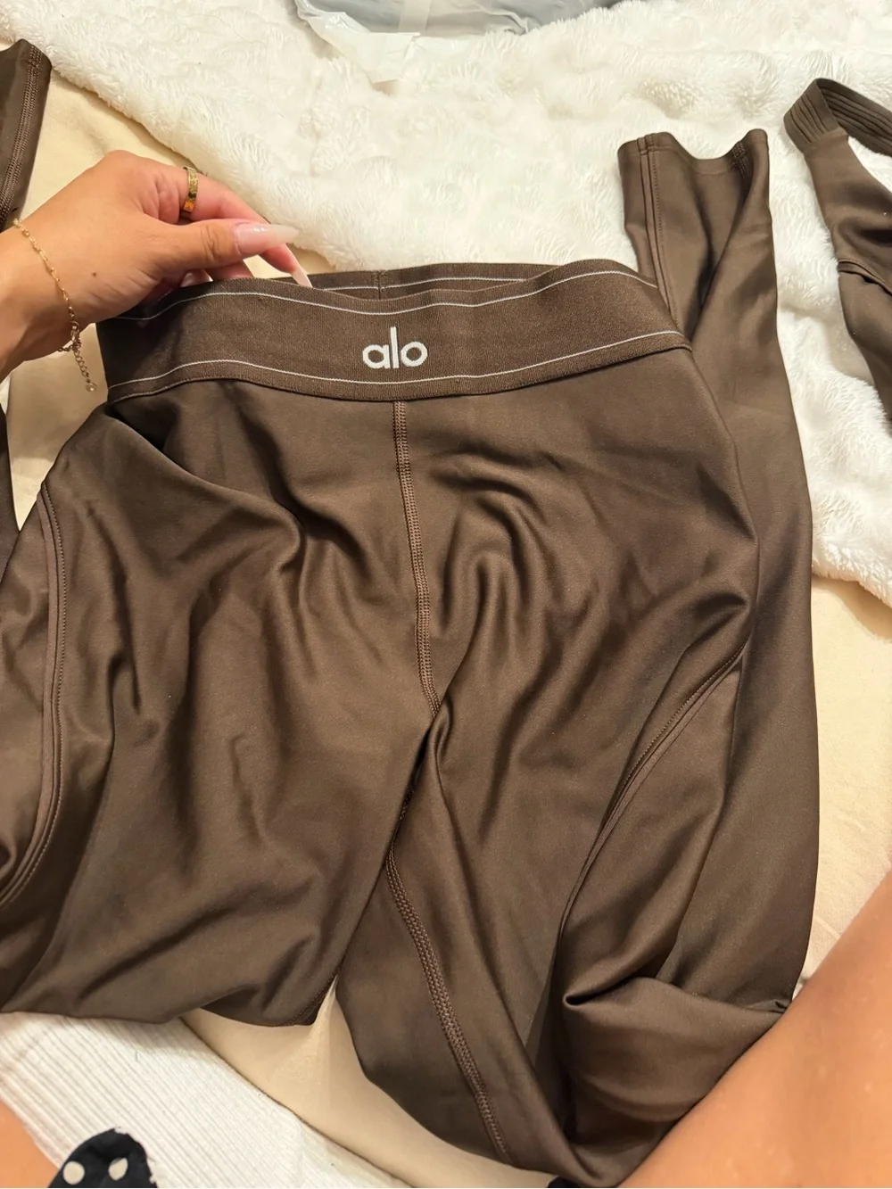 ALO Yoga Brown Sports Bra with White Logo Band and leggings to match - Picture 5 of 6